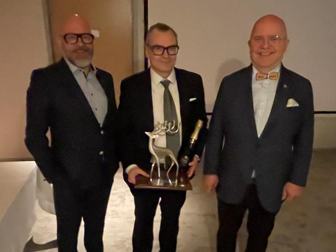 Vuoden Näköasiantuntija 2025 Jari Ahlgren (keskellä).
Kuvassa myös Pasi Hiukka (vasemmalla) ja Pekka Palmu (oikealla).
